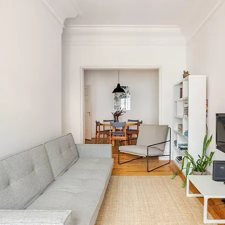 Flattered To Be In Appartement Lissabon