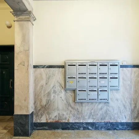 Flattered To Be In Лиссабон