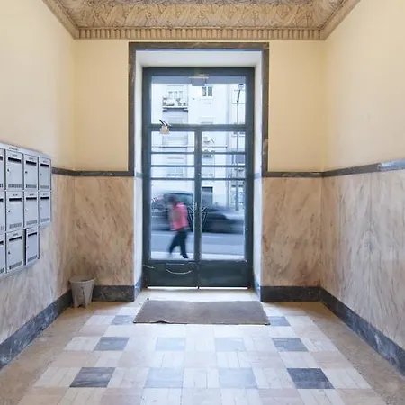 アパート フラッタード トゥ ビー *