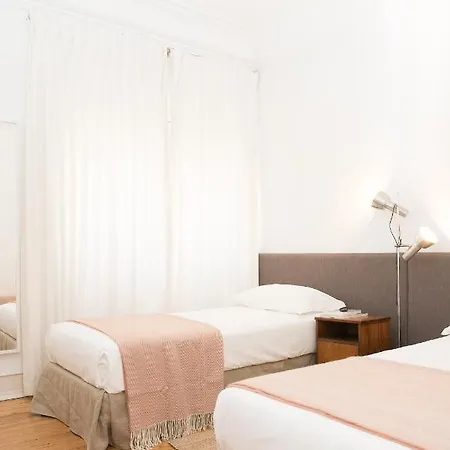 アパート フラッタード トゥ ビー *