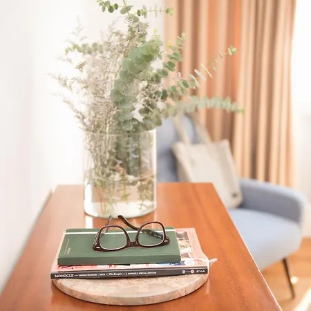 フラッタード トゥ ビー アパート